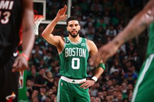 BOSTON CONSIGUE IR A UN SEXTO JUEGO