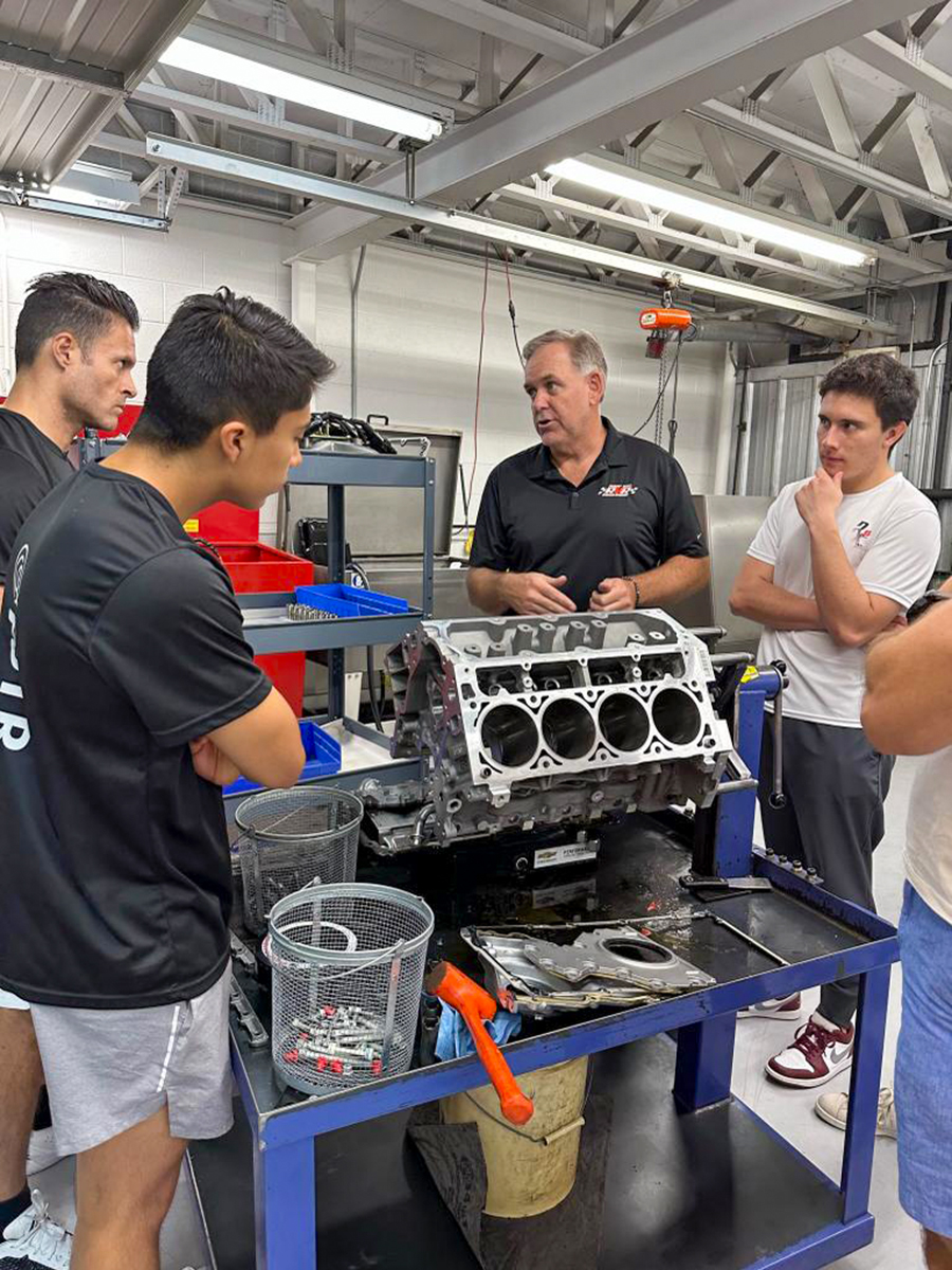 RX2 VISITA TALLER RACING