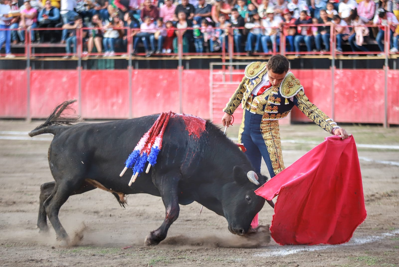 “EL GABY” SALE A HOMBROS