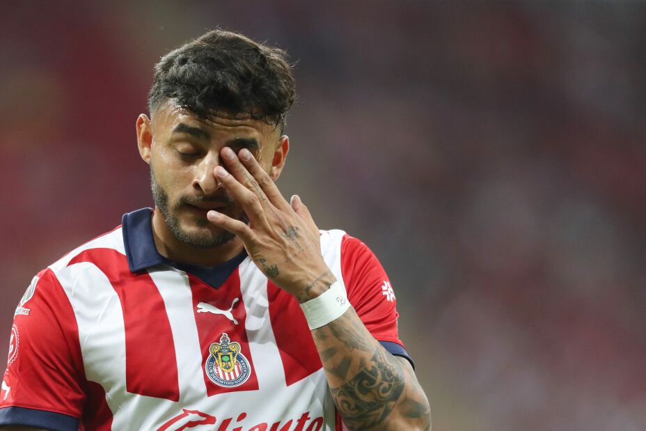 En un partido que dejó a los aficionados de Chivas sumidos en la desesperación, el Guadalajara sufrió una dolorosa derrota por 3 – 1 ante el Mazatlán FC en el Estadio Akron, y la crisis en el Rebaño parece no tener fin. El Mazatlán logró una histórica victoria en el Akron, gracias a las anotaciones de Nicolás Benedetti, Édgar Bárcenas y Eduard Bello en una primera mitad casi perfecta. Mazatlán FC no había logrado ganar como visitante en el torneo actual y sorprendió a todos al superar contundentemente al flamante subcampeón del torneo pasado. Esto provocó la ira de los aficionados, que vieron cómo su equipo perdió no solo el partido, sino también su identidad de juego. No es sorpresa que la relación entre el público y el equipo dirigido por Veljko Paunovic se ha vuelto completamente tensa, y la afición expresó su frustración con abucheos constantes para su propio equipo. ¿Podrá Paunovic llegar al final del torneo como pastor del Rebaño? Ni Víctor Guzmán ni Alexis Vega lograron marcar la diferencia, lo que aumenta la presión sobre el proyecto del entrenador serbio. Aunque la directiva, liderada por Fernando Hierro, ha respaldado a Paunovic, la situación se vuelve cada vez más complicada y el futuro del técnico en estos momentos pende de un hilo.