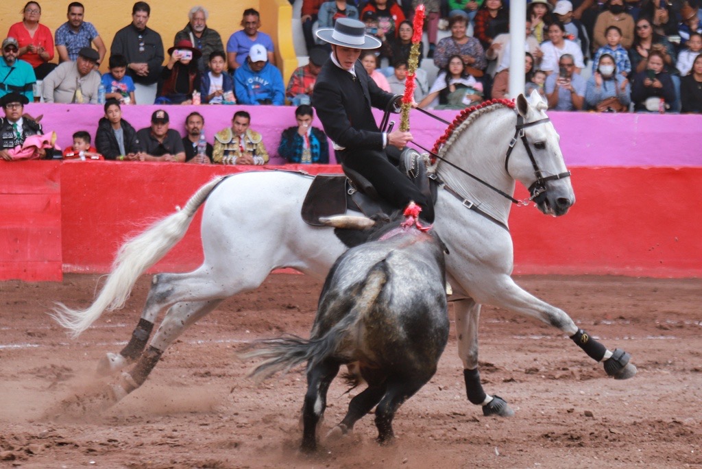 A HOMBROS JUAN LUIS AYALA