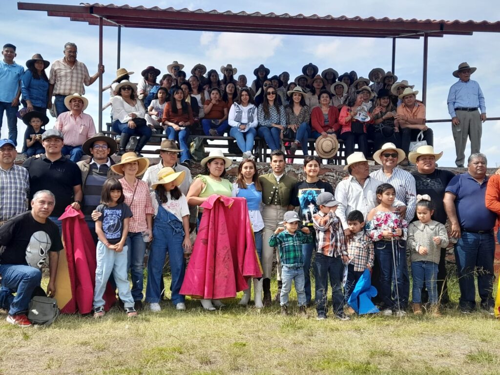 FRANCISCO MARTINEZ CONVIVE CON AFICIONADOS