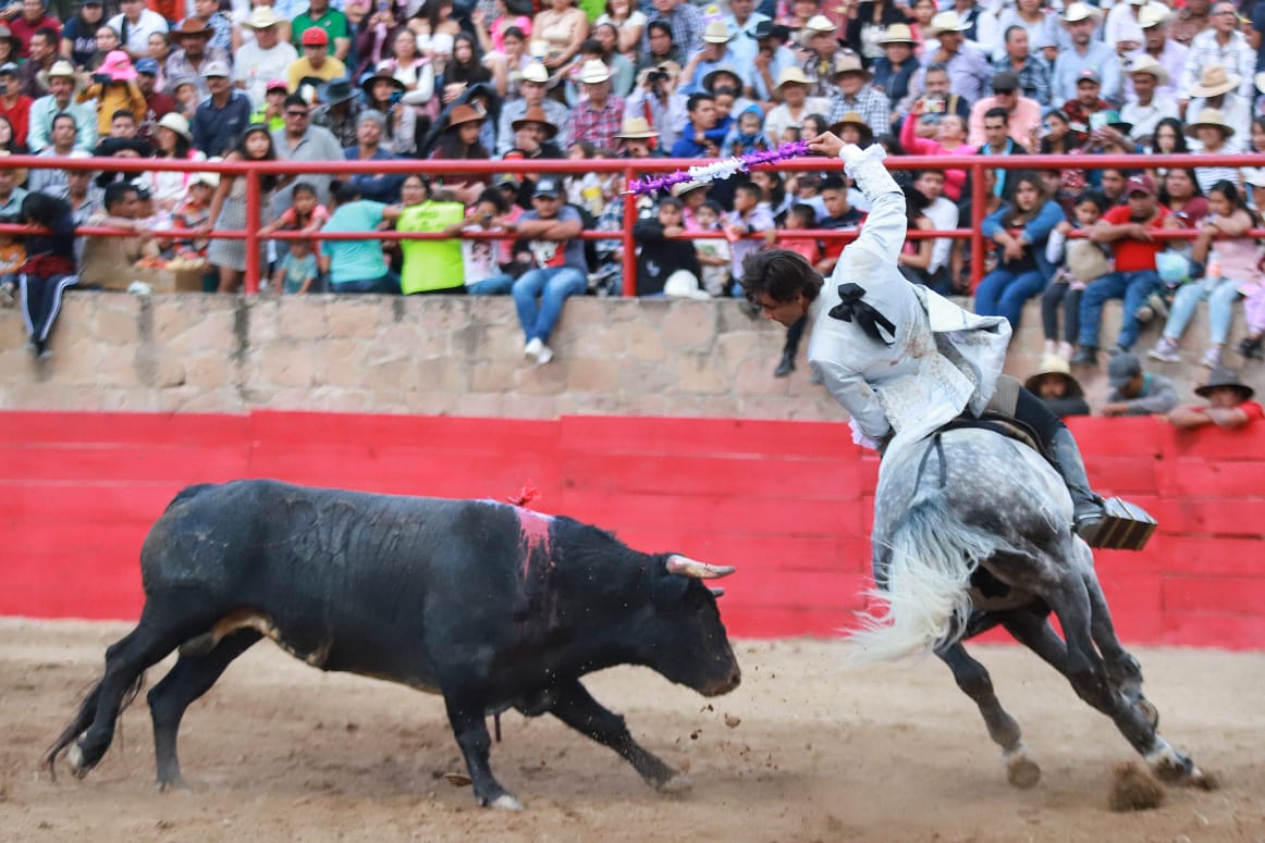 Con un lleno absoluto, este miércoles se realizó la Tradicional corrida de Feria en Ixtacamaxtitlán en honor a su patrono San Francisco de Asís, municipio de Puebla donde la Tauromaquia es parte de los usos y costumbres respaldada por su presidente municipal Sipriano Vazquez Carmona y donde el Tlaxcalteca Uriel Moreno "El Zapata" fue el máximo triunfador luego del corte de dos orejas, mientras que El Calita obtuvo una oreja con el primer toro de su lote. 

Fueron lidiados Toros de la emblemática Ganadería de Piedras Negras, bien presentados y de juego desigual destacando el cuarto que fue aplaudido en el arrastre. 

El rejoneador Fauro Aloi: Vuelta en su lote.

Uriel Moreno "El Zapata": Oreja y oreja.

Ernesto Javier "Calita": Oreja y ovación.
