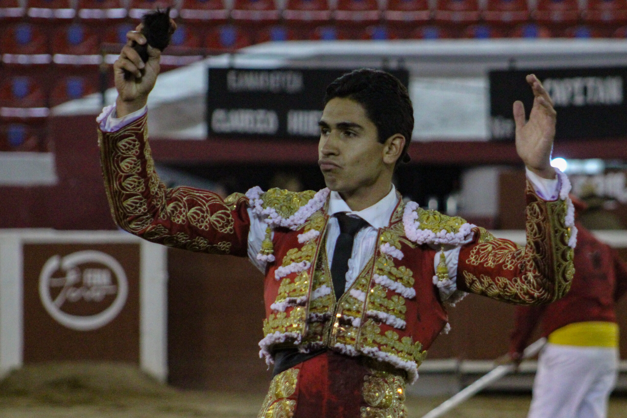 A HOMBROS HÉCTOR GUTIÉRREZ