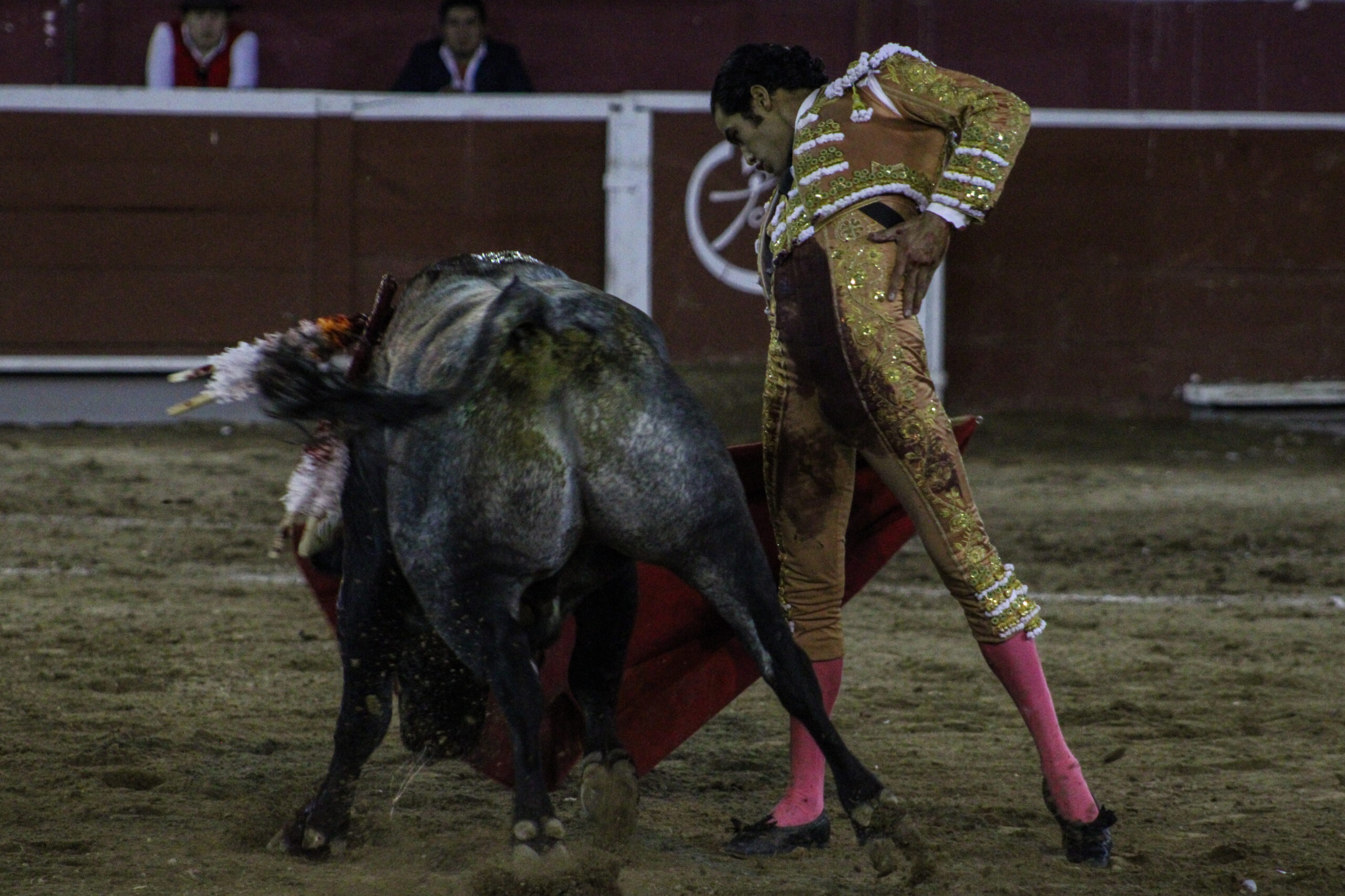 A HOMBROS HÉCTOR GUTIÉRREZ
