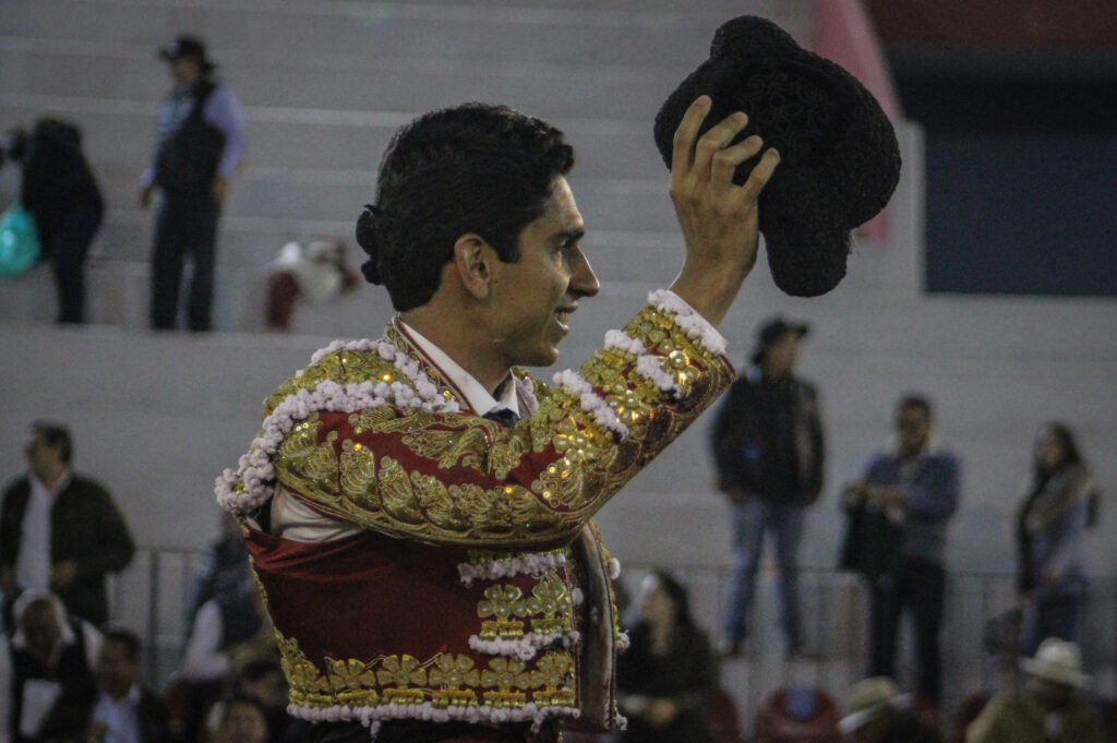 A HOMBROS HÉCTOR GUTIÉRREZ