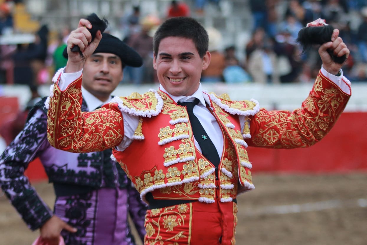 CABRERA Y PALOMO A HOMBROS 