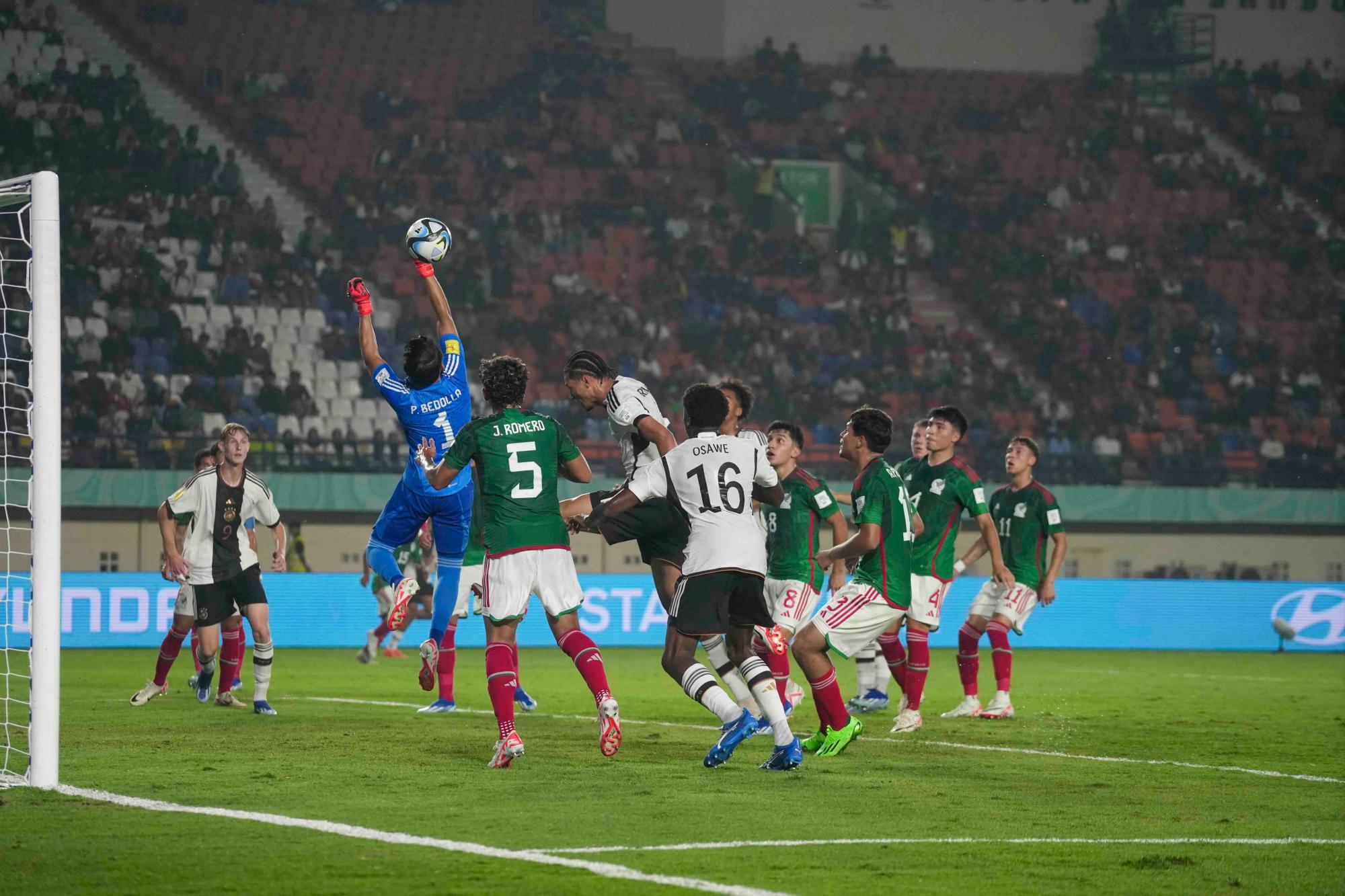 MÉXICO DEBUTA CON DERROTA 