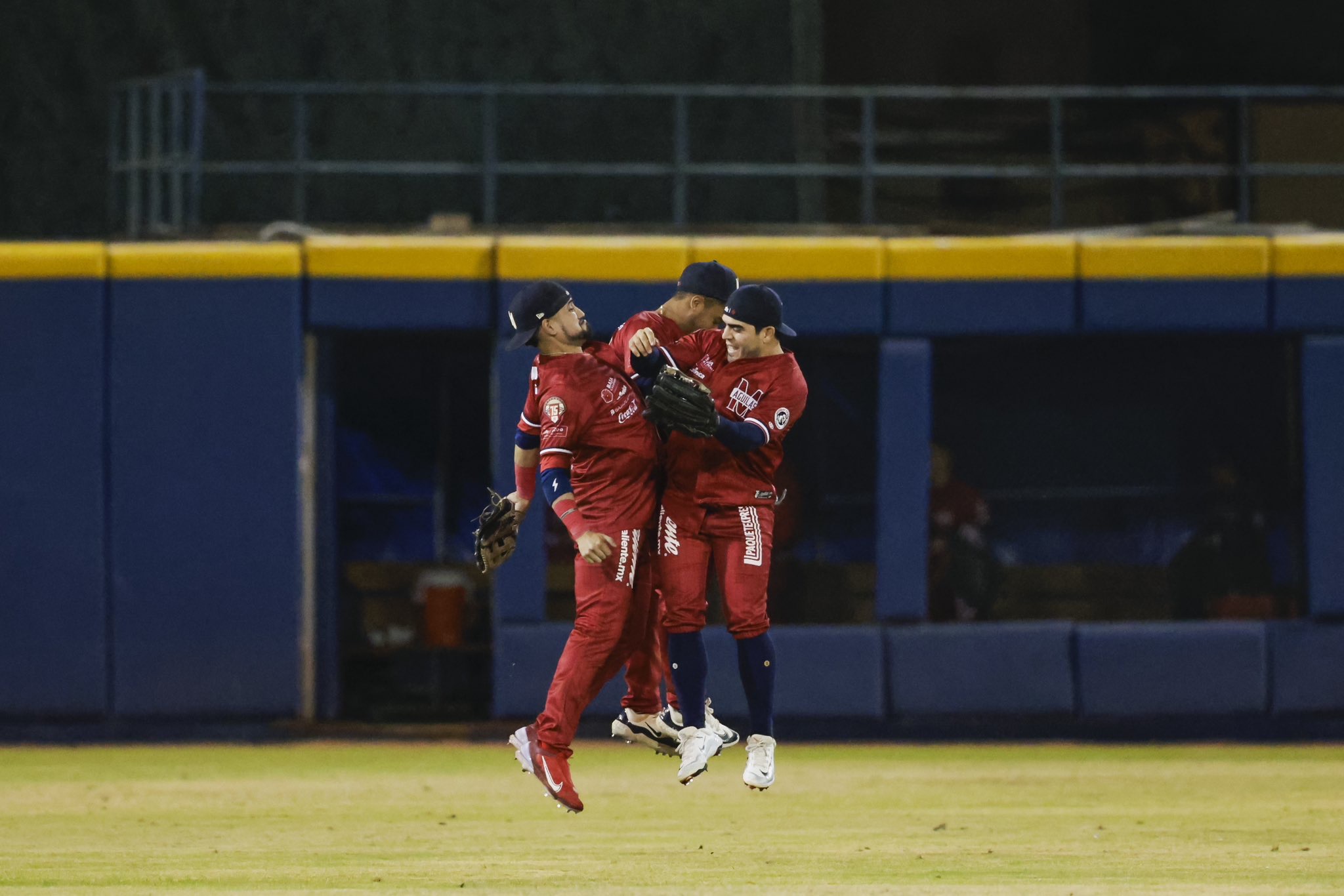 ÁGUILAS ACABA CON LOS MAYOS