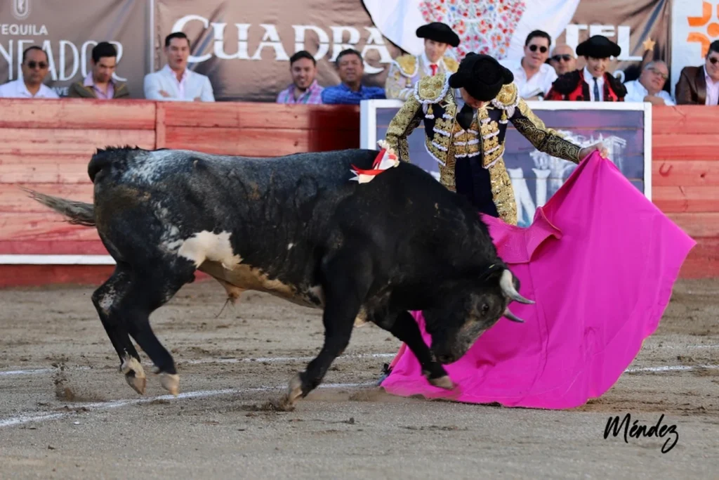 A HOMBROS JUAN PABLO SÁNCHEZ Y GINÉS MARÍN EN LEÓN 