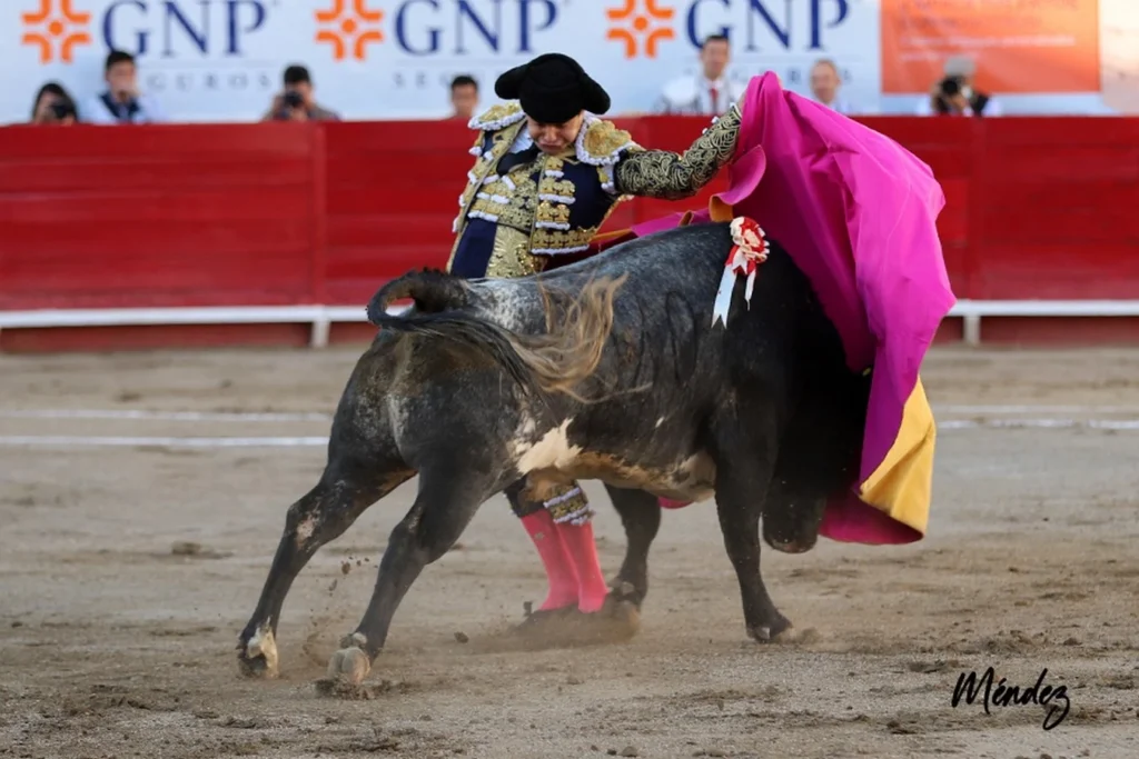 A HOMBROS JUAN PABLO SÁNCHEZ Y GINÉS MARÍN EN LEÓN 