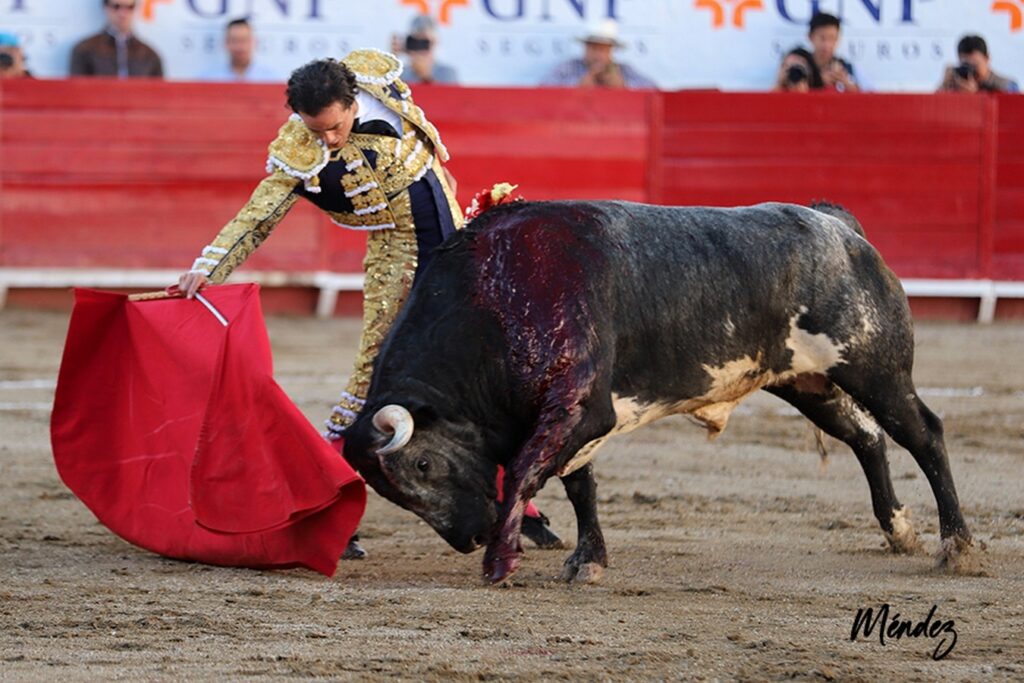 A HOMBROS JUAN PABLO SÁNCHEZ Y GINÉS MARÍN EN LEÓN 