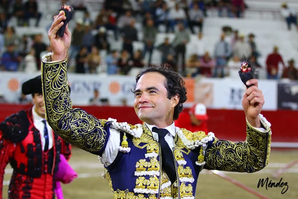 A HOMBROS JUAN PABLO SÁNCHEZ Y GINÉS MARÍN EN LEÓN 