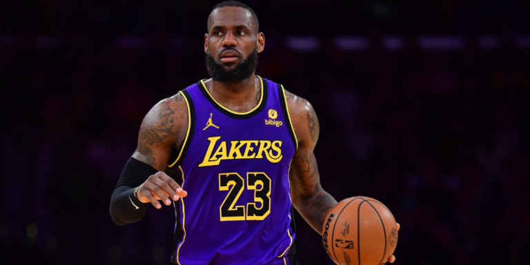 LOS LAKERS SUFREN OTRA DERROTA Y UN LEBRON JAMES LESIONADO