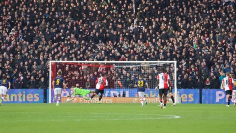 QSANTIAGO GIMÉNEZ FALLÓ PENAL EN EL EMPATE DEL FEYENOORD