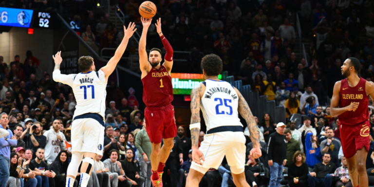 CON CANASTA DESDE MEDIA CANCHA CAVS VENCE A LOS MAVERICKS AL ÚLTIMO SEGUNDO