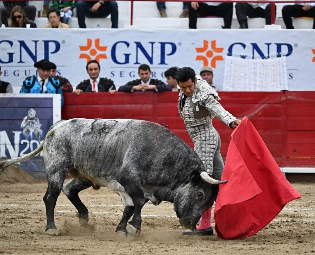 A HOMBROS LUIS DAVID Y GALVÁN EN LEÓN