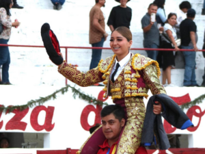 A HOMBROS LUZ ELENA MARTÍNEZ EN LA SEGUNDA DE FERIA DE CAXUXI