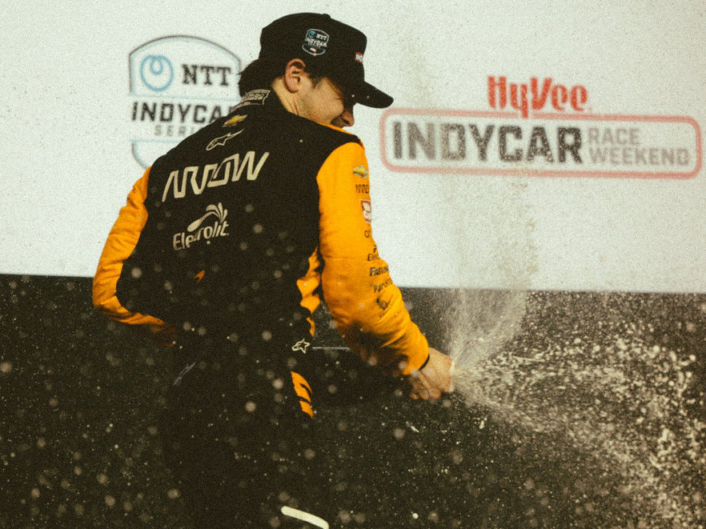“Pato” O’ward logró segundo lugar en Iowa Speedway y se colocó sublíder de la IndyCar