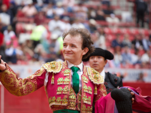 JOSÉ MARÍA MENDOZA CORTA UNA OREJA EN LA MÉXICO