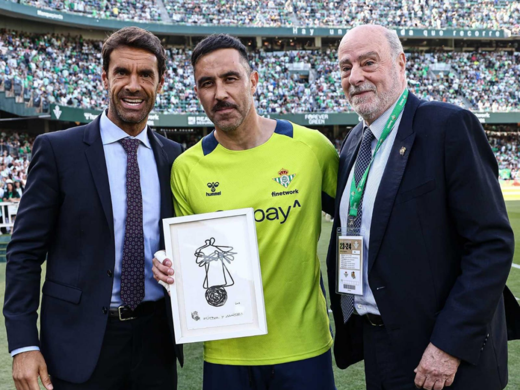 El arquero chileno, Claudio Bravo, anunció su retiro de las canchas