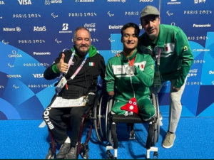 Misión cumplida: El jefe de misión, Israel Benítez, felicitó al equipo mexicano por su actuación en París 2024