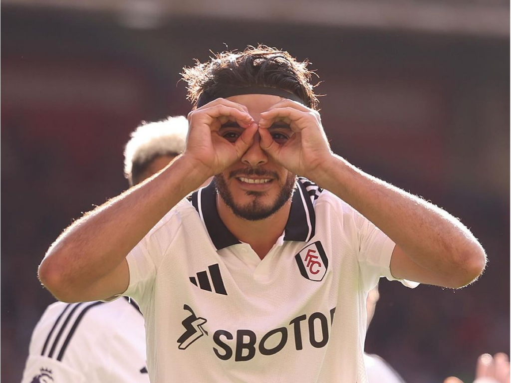 Raúl Jiménez anotó su gol cien en Europa en la victoria del Fulham sobre el Nottingham Forest