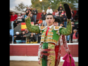 Bruno Aloi recibiendo el trofeo a la mejor faena en Guadarrama.