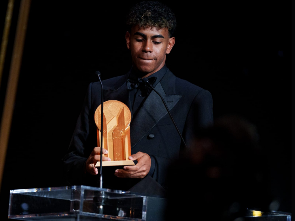 Lamine Yamal recibió el Trofeo Kopa al mejor jugador joven