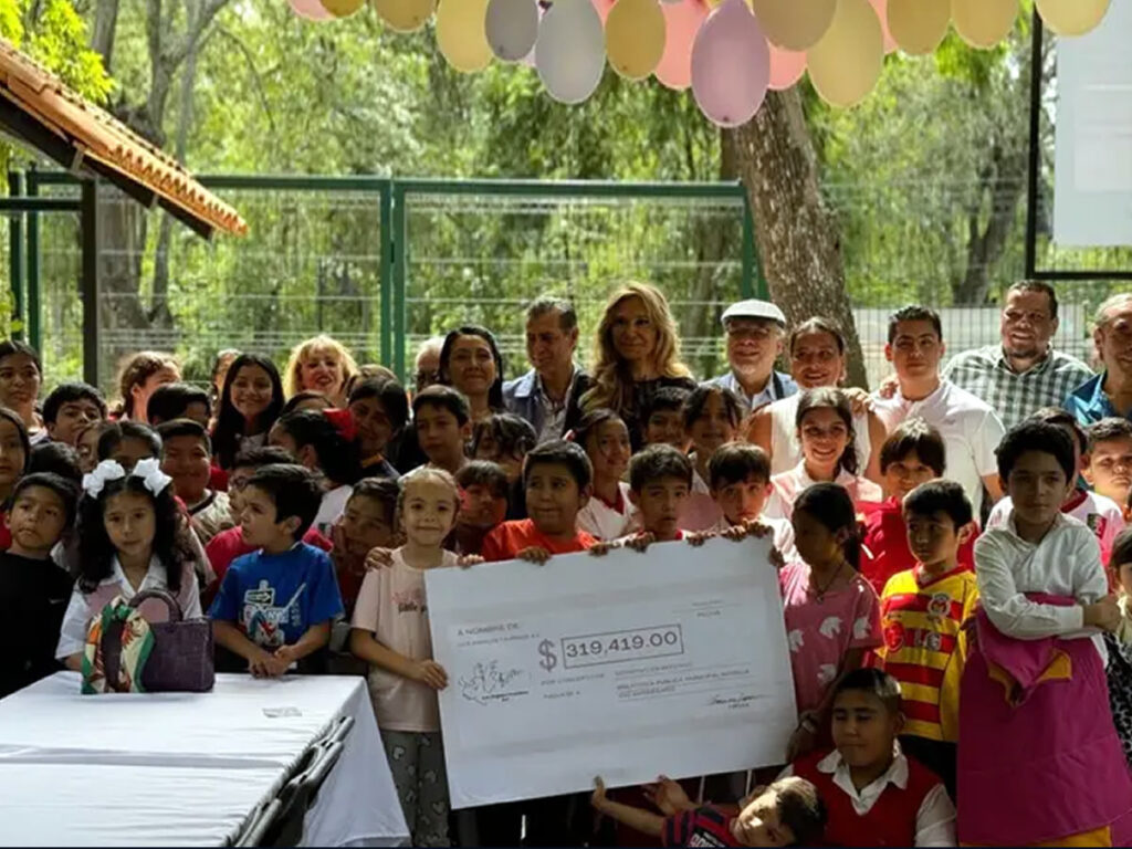 Presidenta de Ángeles Taurinos otorga donaciones