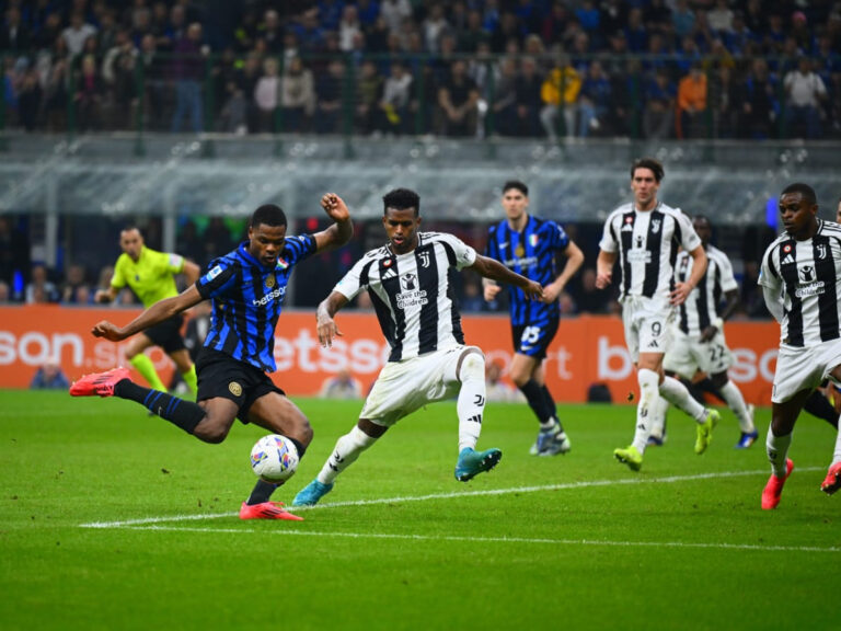 Celebración de gol en el Derbi de Italia entre Inter y Juventus, empate 4-4