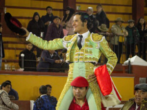 Angelino de Arriaga triunfando con dos orejas en la Plaza de Toros El Ranchero, Tlaxcala