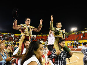 Joselito Adame y Calita triunfan en Mérida, salen a hombros en la Plaza de Toros