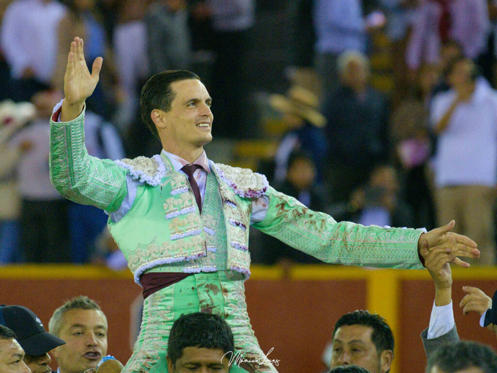 David Galván abre la Puerta Grande en la Plaza de Toros de Acho durante la Feria del Señor de los Milagros