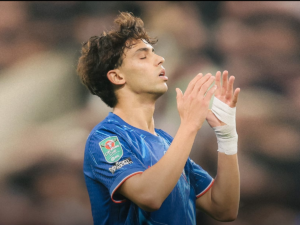 Foto de Axel Disasi en un partido de Chelsea FC, ilustrando la derrota del equipo ante Newcastle en la Carabao Cup.