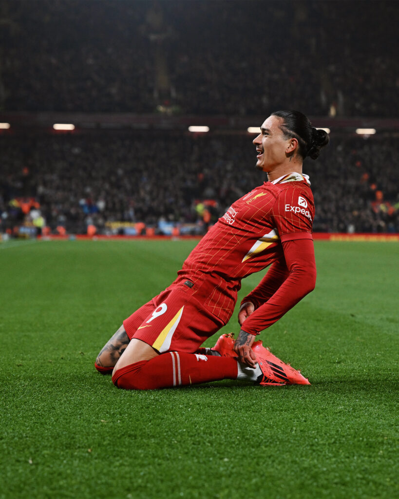 Celebración de jugadores de Liverpool tras victoria frente al Aston Villa