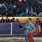 Torero Diego Silveti cortando una oreja en la corrida de Día de Muertos