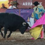 Torero Diego Silveti cortando una oreja en la corrida de Día de Muertos