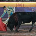 Torero Diego Silveti cortando una oreja en la corrida de Día de Muertos