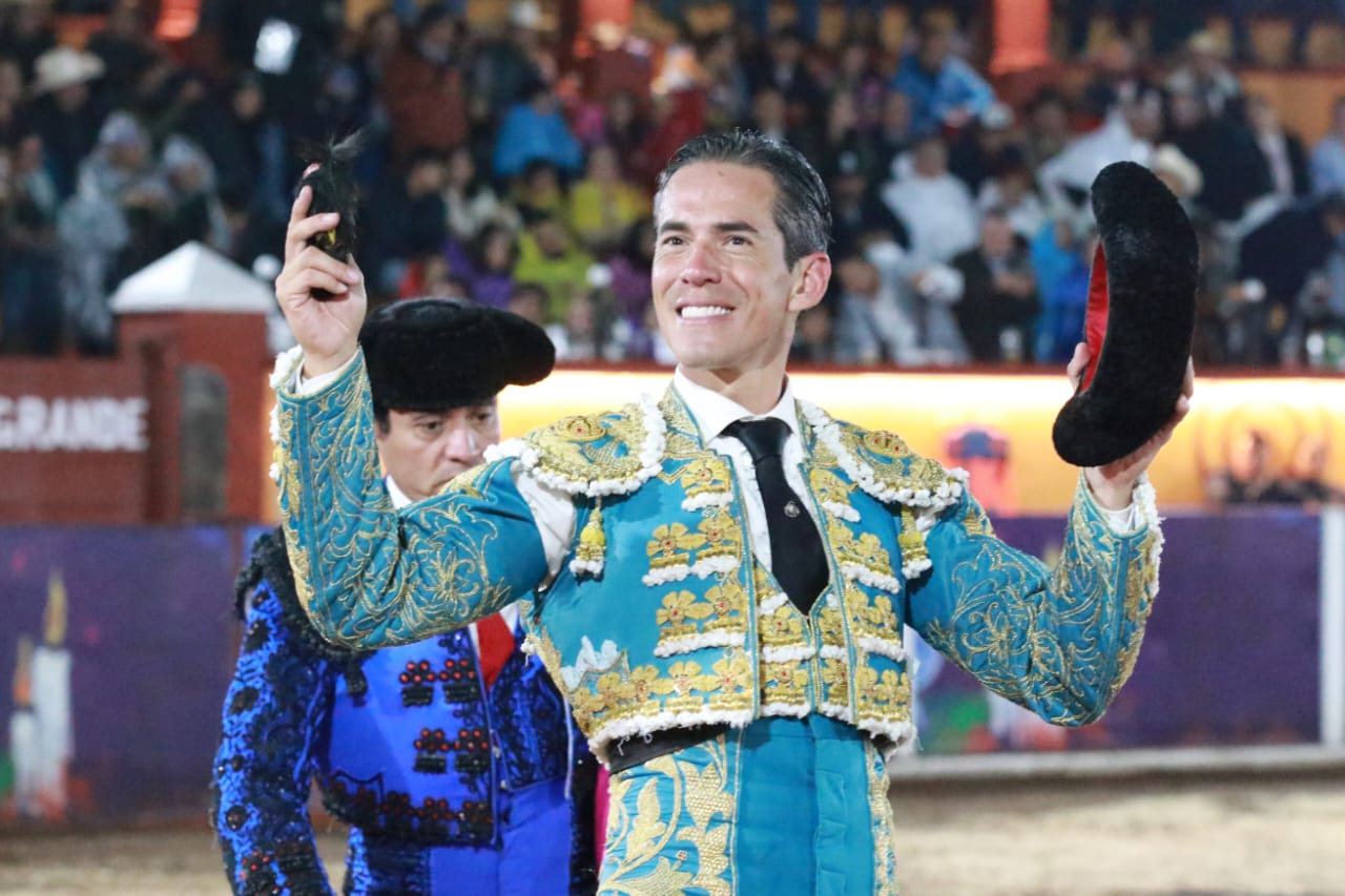 Torero Diego Silveti cortando una oreja en la corrida de Día de Muertos