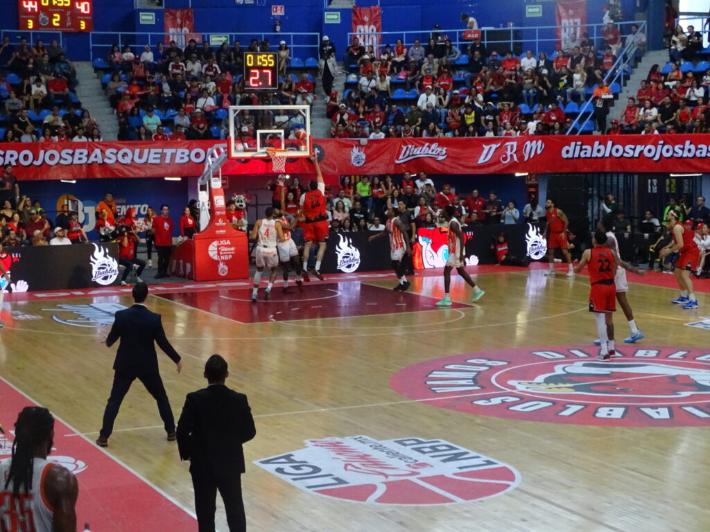 Jugadores de Diablos Rojos del México festejando en la cancha