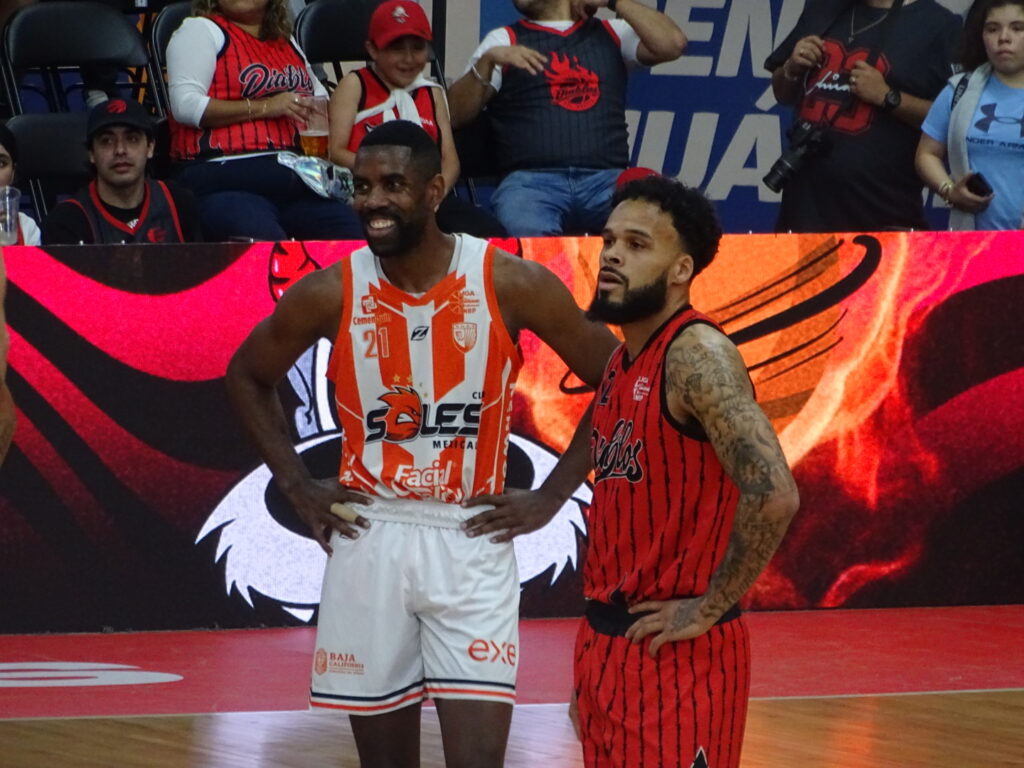 Jugadores de Diablos Rojos del México festejando en la cancha