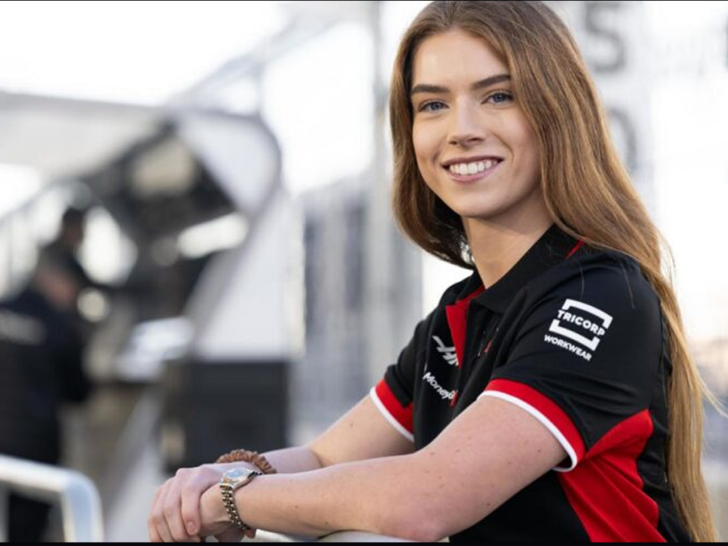 COURTNEY CRONE: PRIMERA PILOTO CON RAÍCES MEXICANAS EN LA F1 ACADEMY