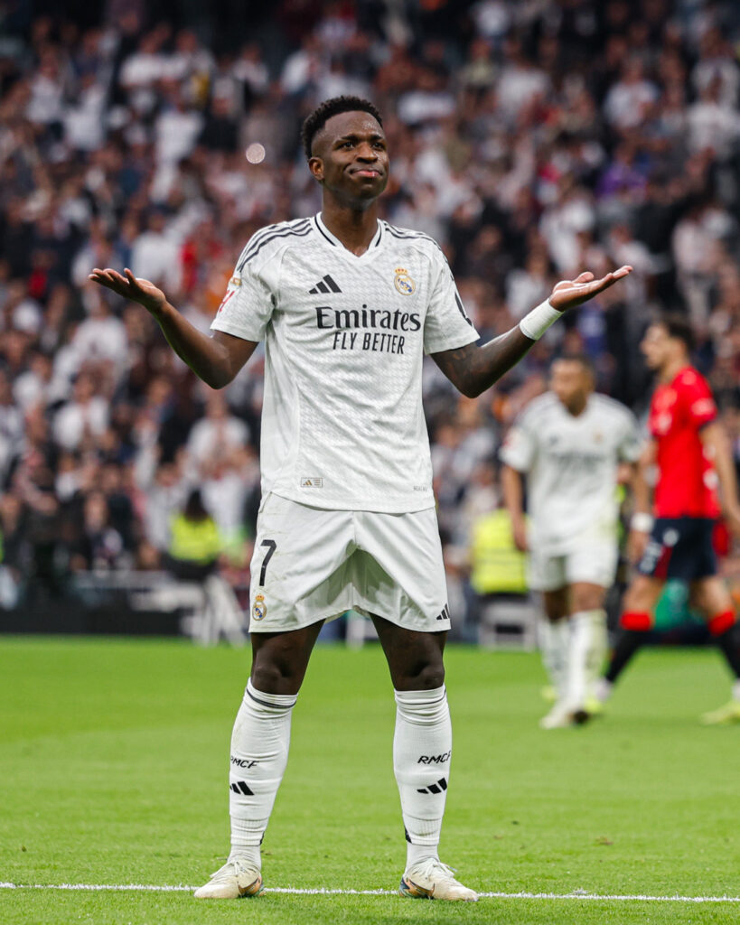 Vinícius Jr. celebrando uno de sus tres goles en la victoria del Real Madrid sobre Osasuna