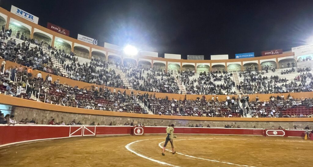 Sergio Flores a hombros tras cortar dos orejas en Zacatecas