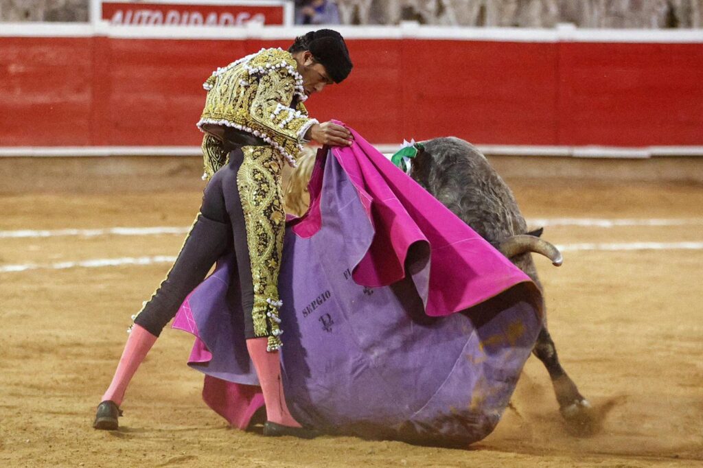 Sergio Flores a hombros tras cortar dos orejas en Zacatecas