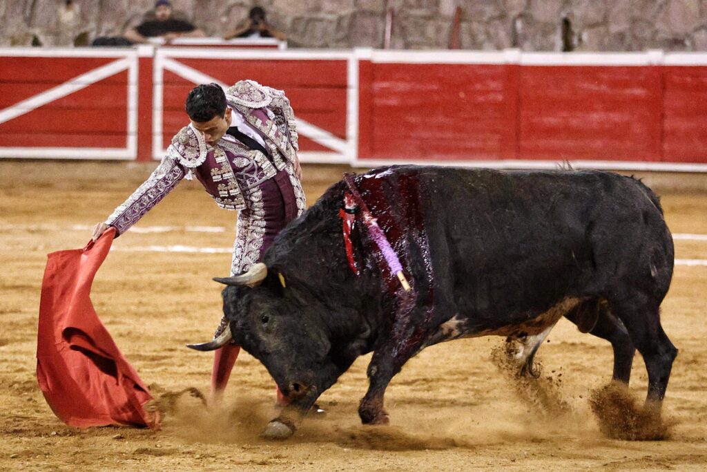 Sergio Flores a hombros tras cortar dos orejas en Zacatecas