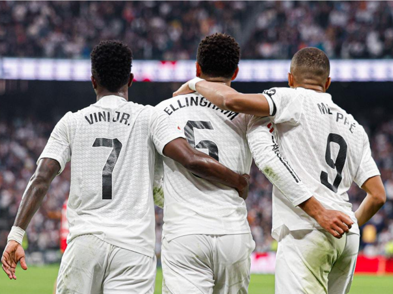 Vinícius Jr. celebrando uno de sus tres goles en la victoria del Real Madrid sobre Osasuna