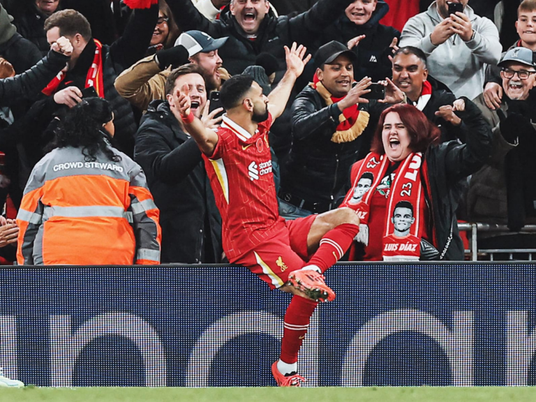 Celebración de jugadores de Liverpool tras victoria frente al Aston Villa