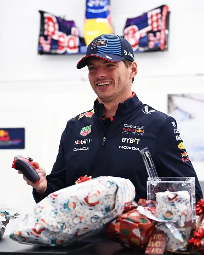 UN REGALO PARA CADA GRAN PREMIO 📦✨ (FOTOS X, RED BULL RACING)